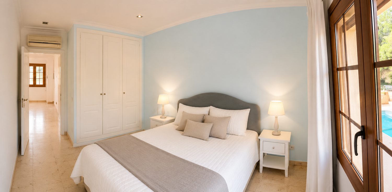 Schlafzimmer mit Poolblick